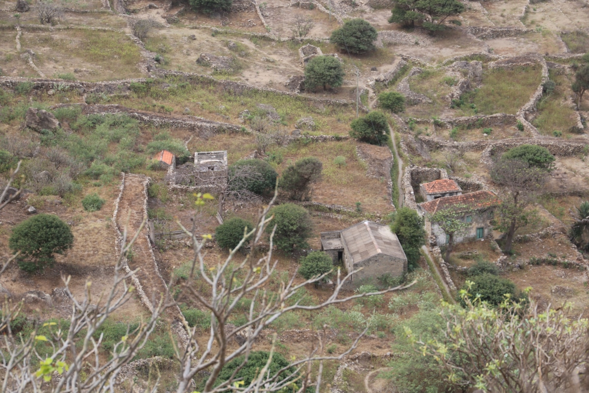 Altes Dorf, nur noch  von 3 Familien bewohnt, Wanderung nach Faja d Agua