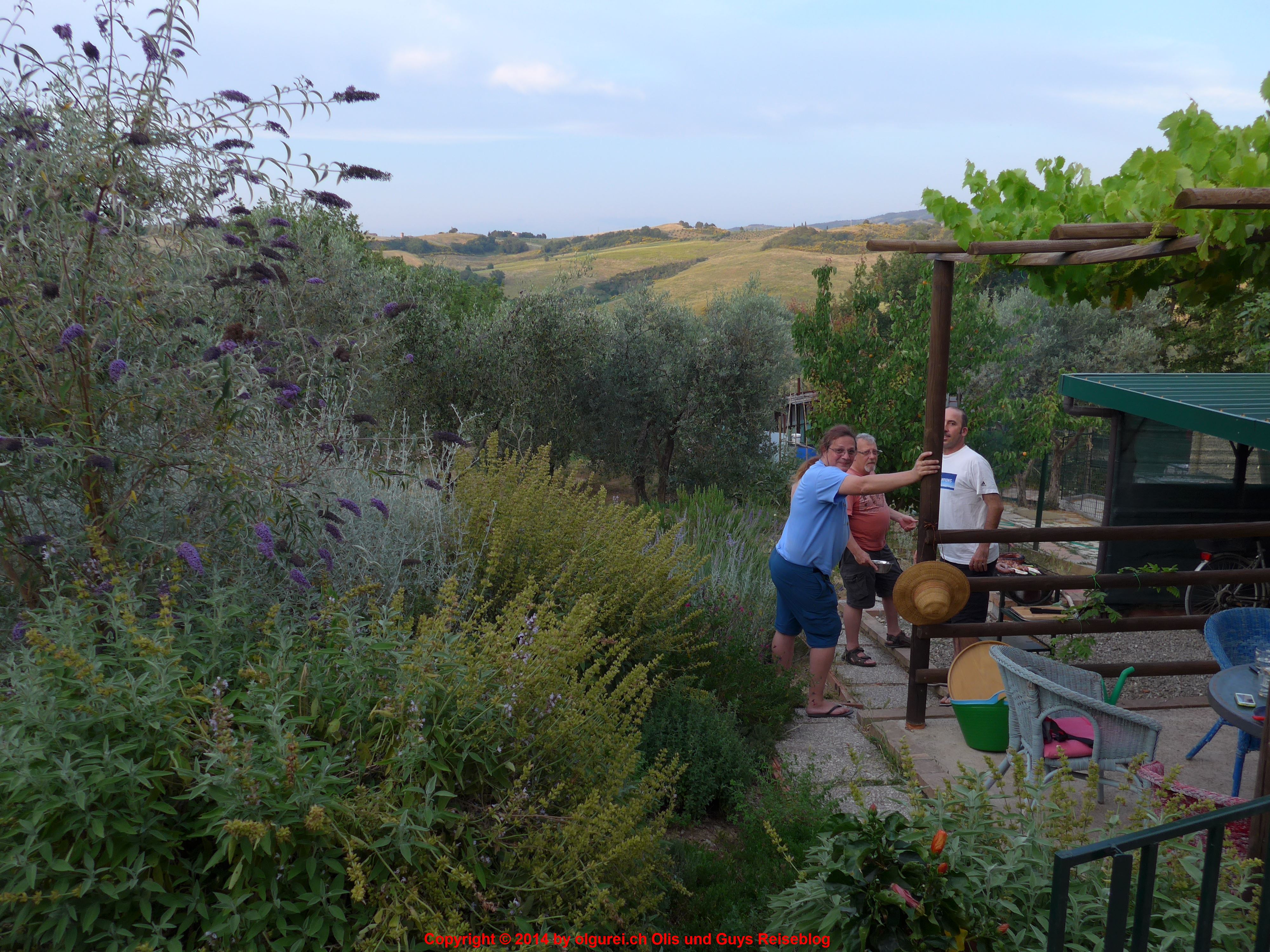 L1000676 Oli und Guy Toscana 2014 beim Grillieren  Garten