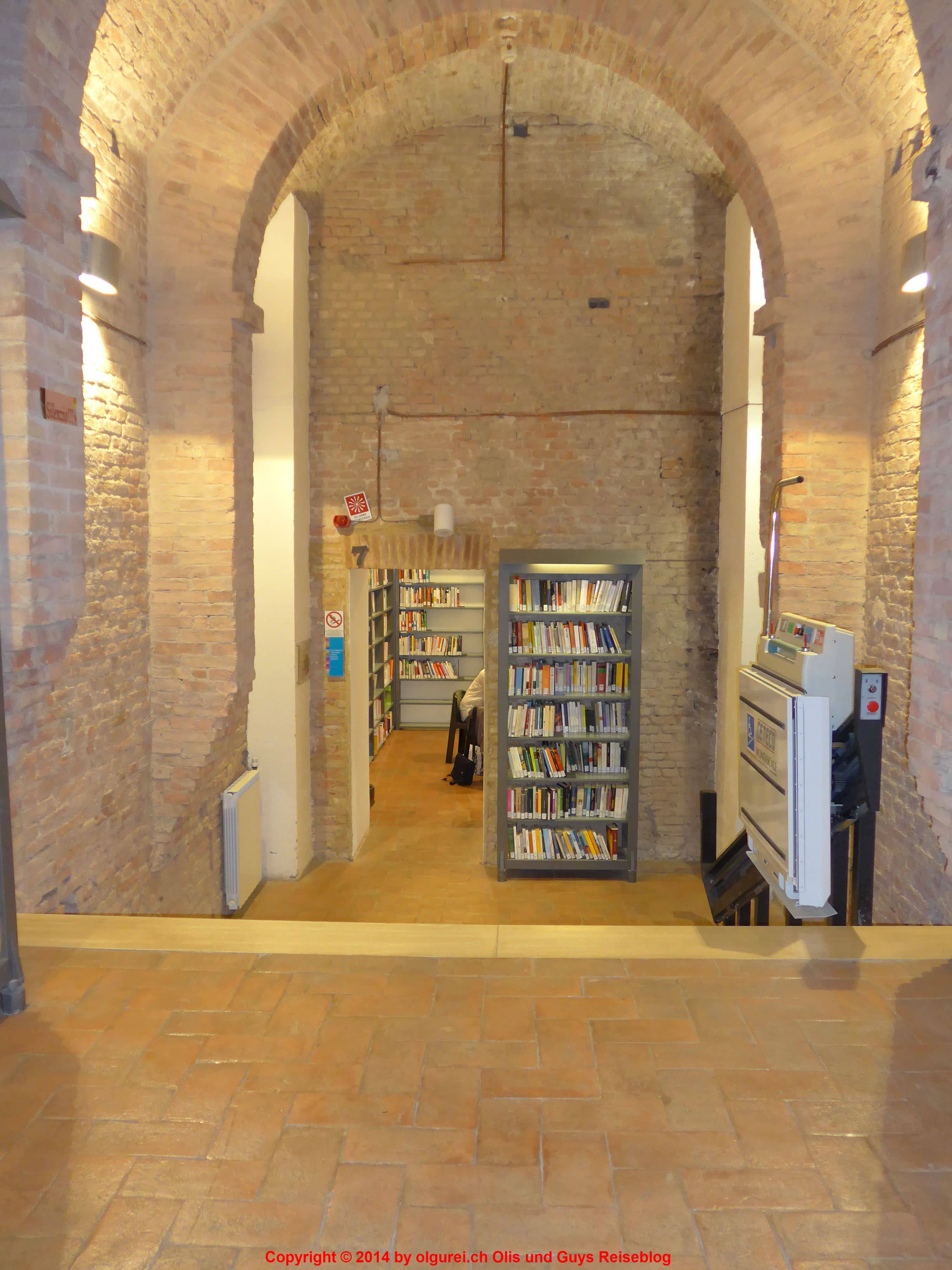 L1000704 Oli und Guy Toscana 2014 Ausflug nach Siena Detail Stadbibliothek