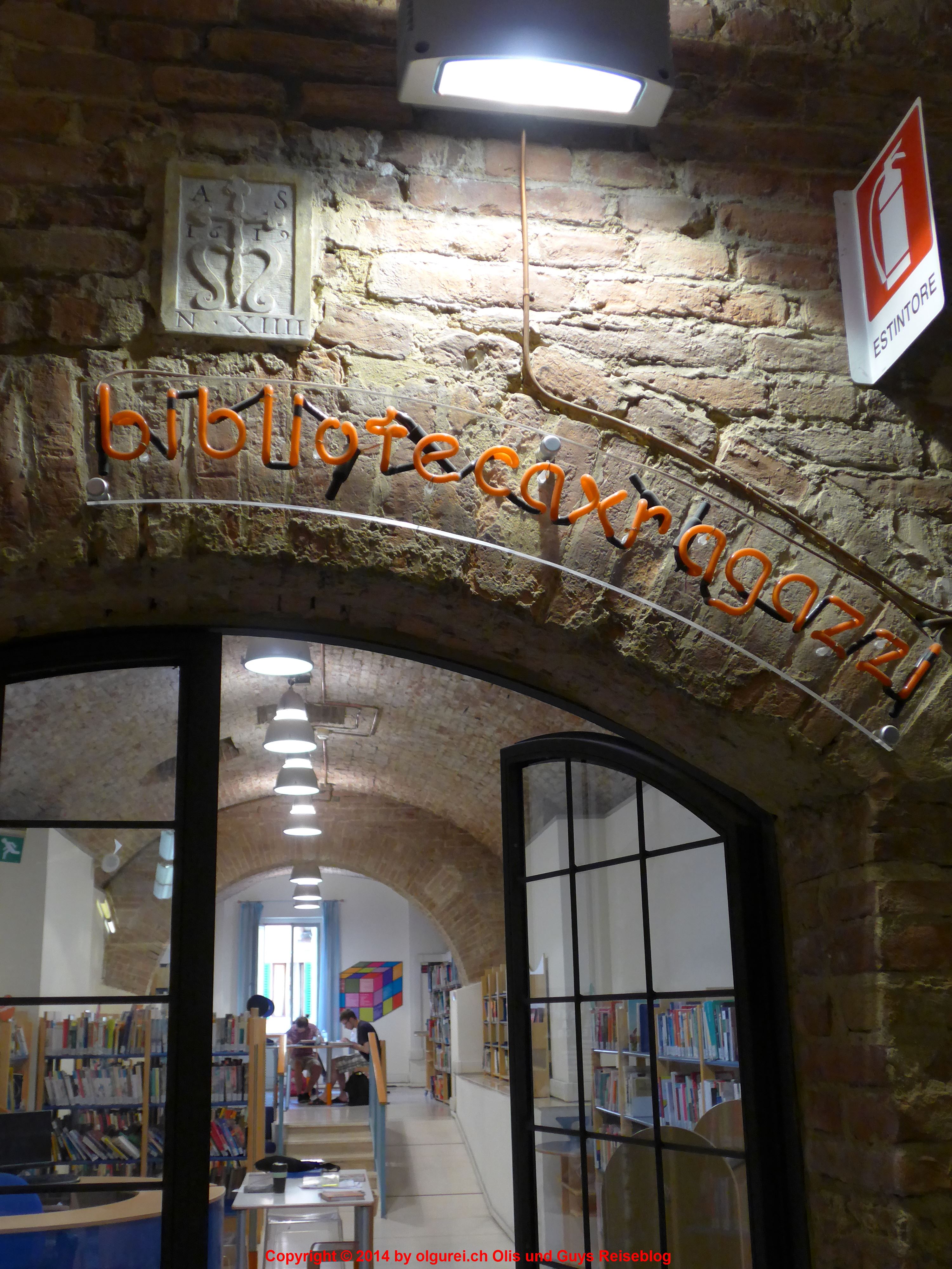 L1000707 Oli und Guy Toscana 2014 Ausflug nach Siena Detail Stadbibliothek Raum für Kinderbücher