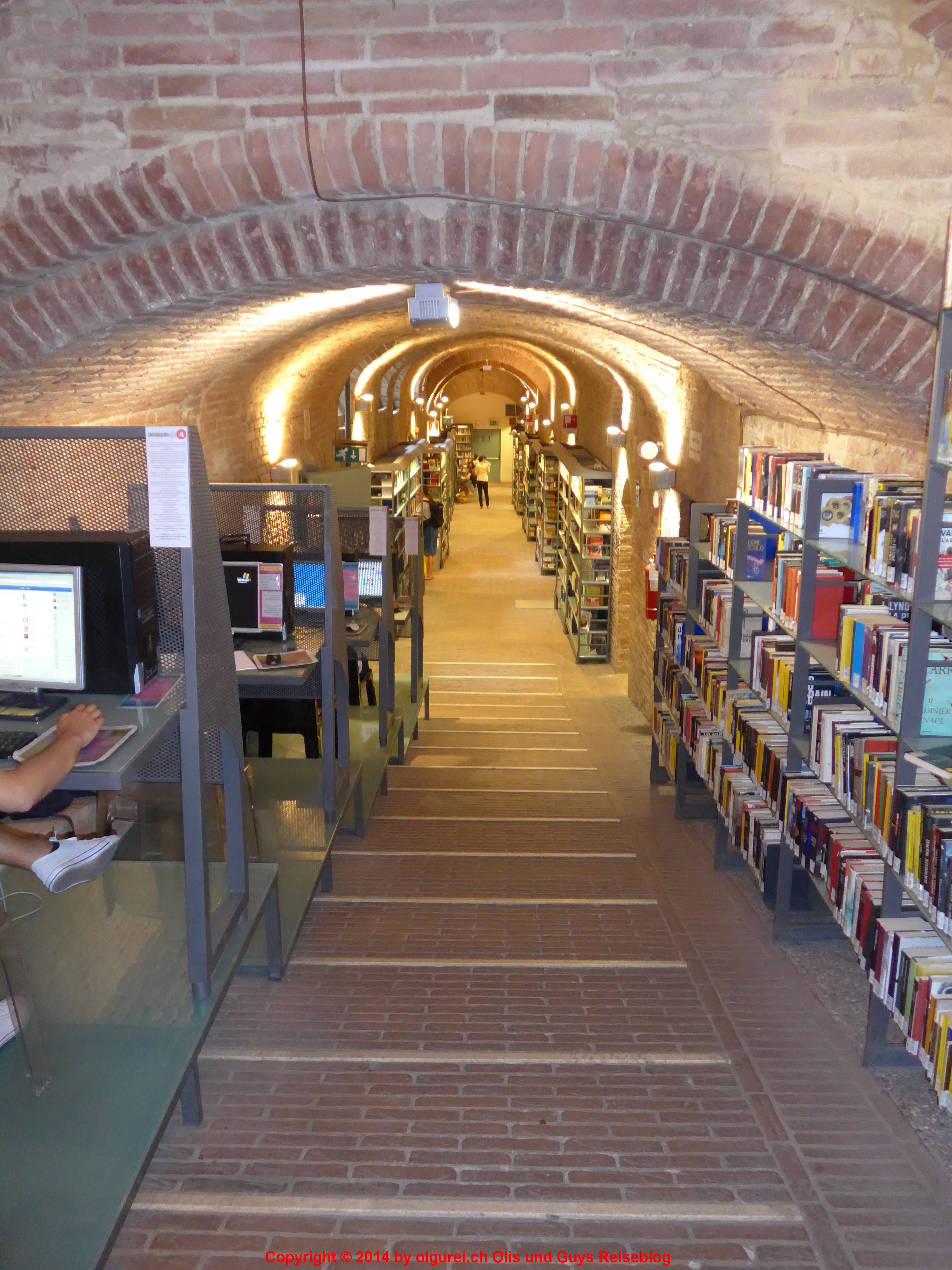 L1000711 Oli und Guy Toscana 2014 Ausflug nach Siena Detail Stadbibliothek