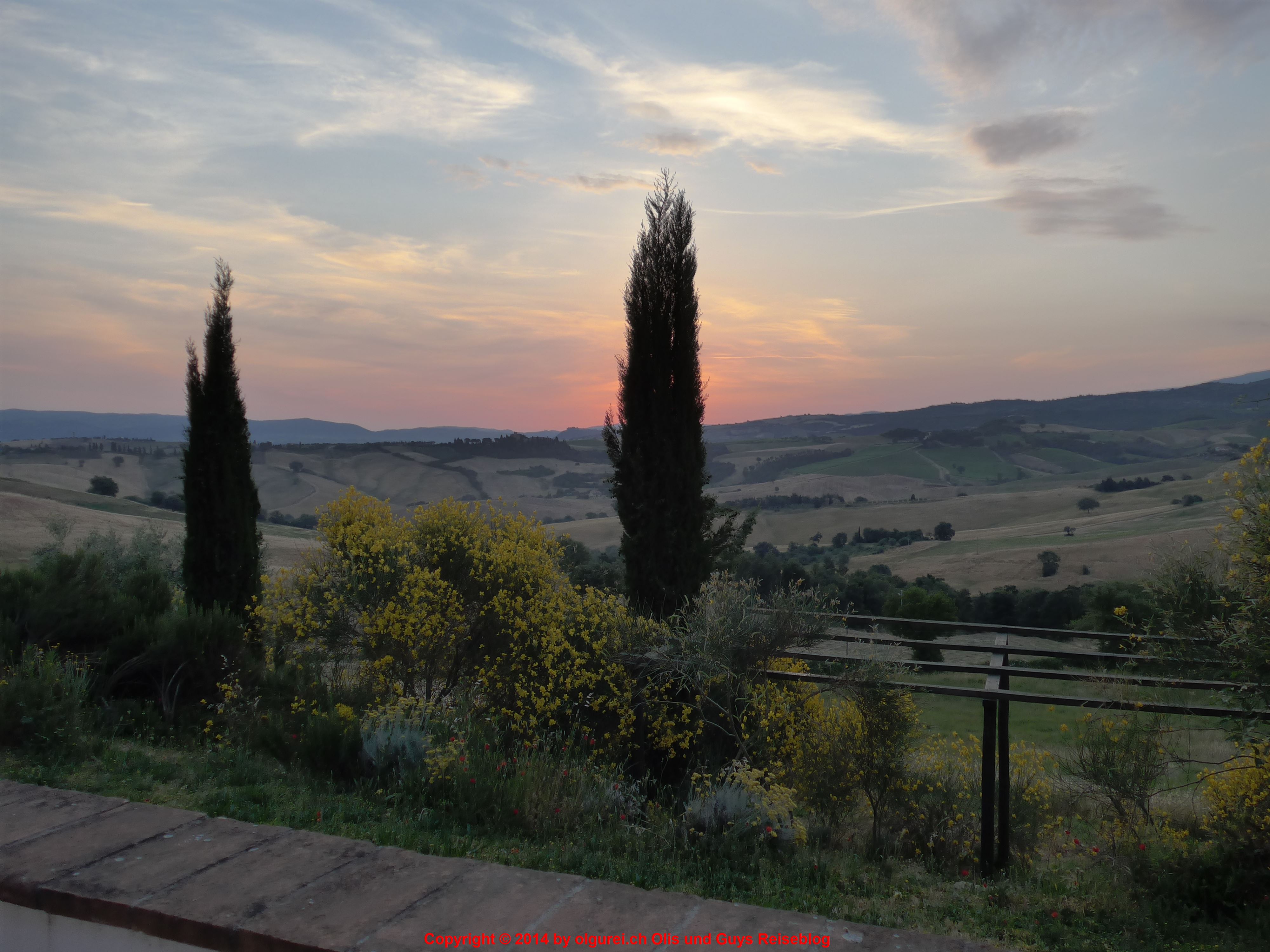 L1000718 Oli und Guy Toscana 2014 Sonnenaufgang ueber dem Monte Amiata von unserem Domizil aus