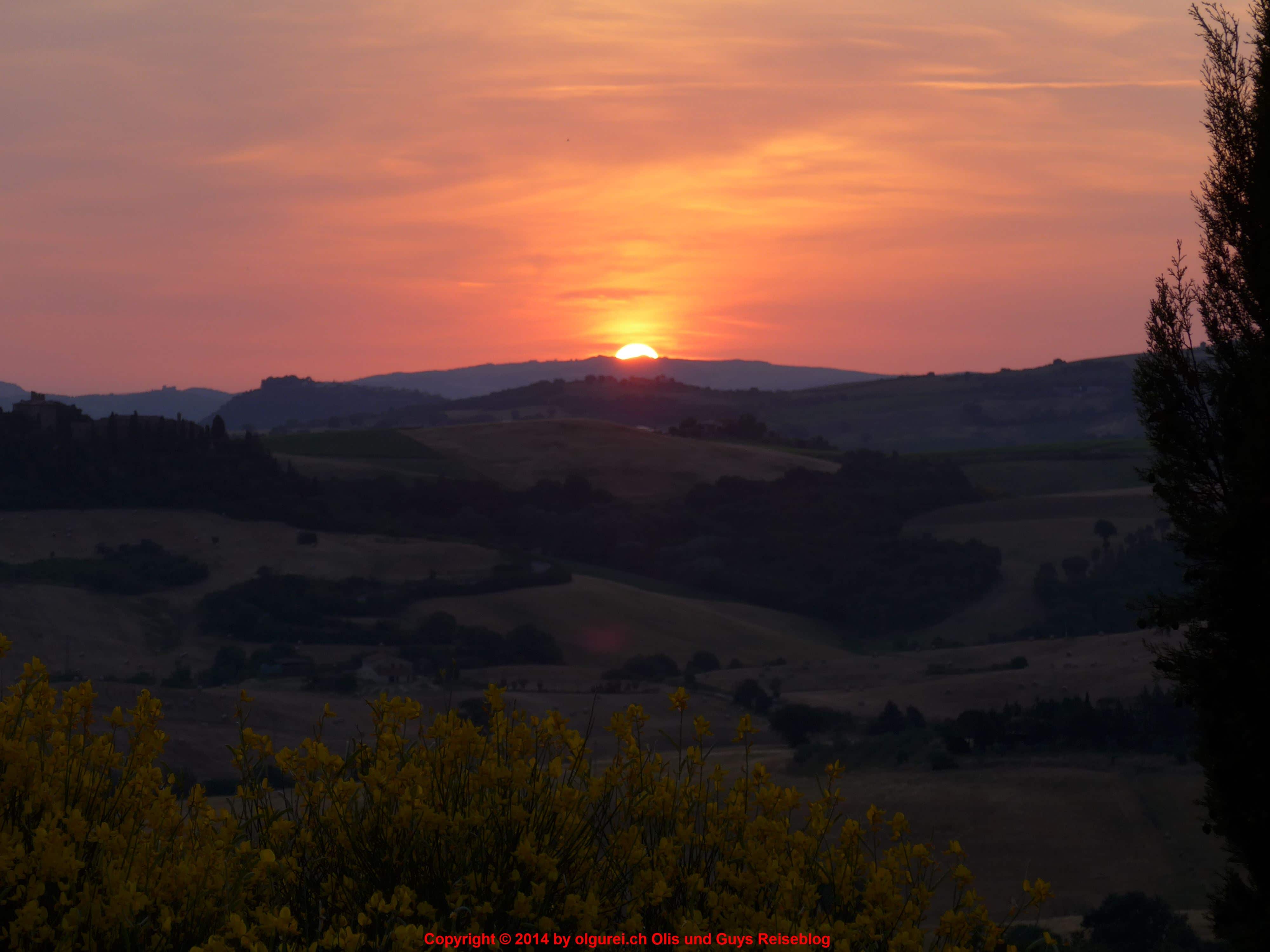 L1000719 Oli und Guy Toscana 2014 Sonnenaufgang ueber dem Monte Amiata von unserem Domizil aus